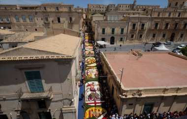 Noto 'nun çiçek festivali, koca bir caddenin zemininin renkli taç yapraklarıyla kaplı olduğunu hayal edin. Sicilya, İtalya