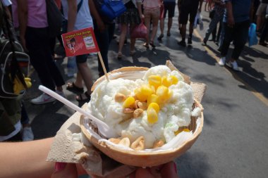 Cevizli hindistan cevizli dondurma, sokak pazarı, Bangkok, Tayland