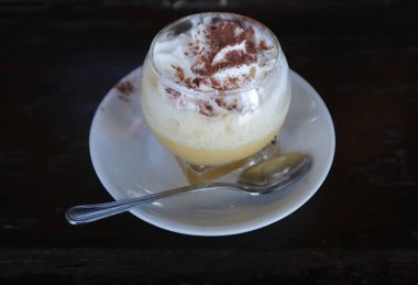 Bombardino krema, sıcak zabaione, brendi ve kahveden yapılan bir içecektir.