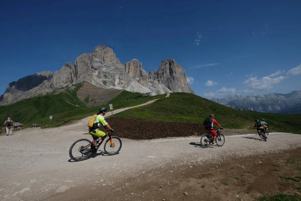 Yüksek dağ yolunda motorcu, İtalyan Dolomitler, Trentino Alto Adige İtalya, İtalya