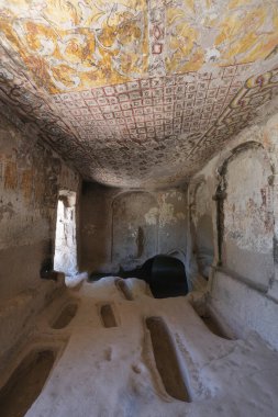 Keslik Manastırı 'nın bir parçası olan 7 - 13. yüzyıl Aziz Stephanos Kilisesi' nde 14 taş yontulmuş kiliseden oluşan fresklerle dekore edilmiş oda, Kapadokya, Türkiye