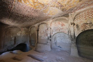 Keslik Manastırı 'nın bir parçası olan 7 - 13. yüzyıl Aziz Stephanos Kilisesi' nde 14 taş yontulmuş kiliseden oluşan fresklerle dekore edilmiş oda, Kapadokya, Türkiye