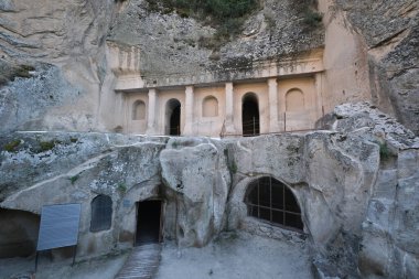 Ihlara Vadisi derin bir kanyondur, küçük Melendiz Suyu nehri tarafından kayaya doğru kesilir. Vadinin içinde küçük bir nehir ve bir sürü yeşillik var. Sumbullu Klise Kapadokya