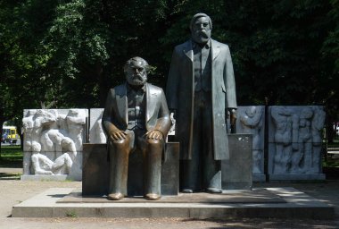 Berlin Mitte, Berlin, Almanya 'da Karl Marx ve Friedrich Engels' in heykeli