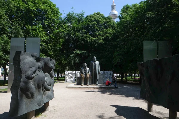 Berlin Mitte, Berlin, Almanya 'da Karl Marx ve Friedrich Engels' in heykeli