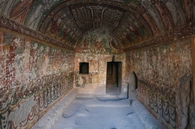 Kapadokya 'daki Ihlara Vadisi' nin kayasına oyulmuş eski bir Hıristiyan kilisesi olan Kokar Kilise 'deki hasarlı fresk.