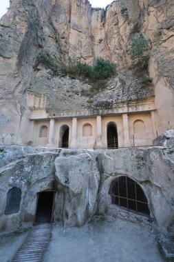 Kapadokya 'daki Ihlara Vadisi' nde bulunan Sumbullu Kilisesi veya Hyacinth Kilisesi. Ihlara Vadisi derin bir kanyondur, Melendiz Suyu nehri kıyısındaki kayanın içine açılır. Vadinin içinde küçük bir nehir ve bir sürü yeşillik var..