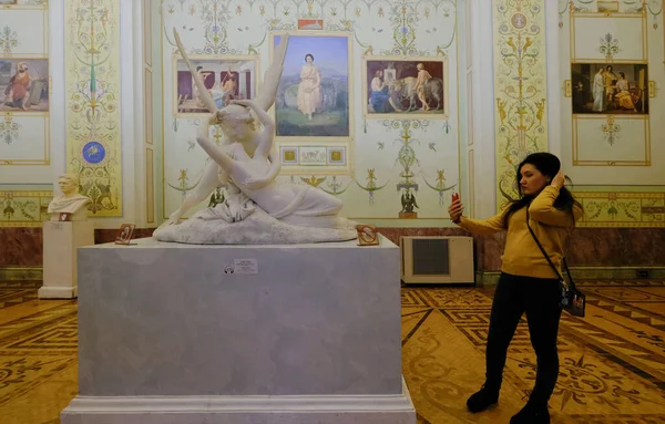 State Hermitage Müzesi, St Petersburg, Rusya 'da cep telefonuyla selfie çeken bir kız.