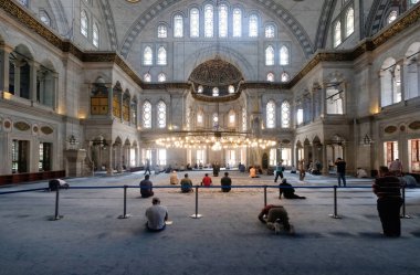 Nuruosmaniye Camii 'nin iç manzarası. Cami, Sultan Mahmut I, İstanbul ve Türkiye 'nin emriyle yaptırıldı.