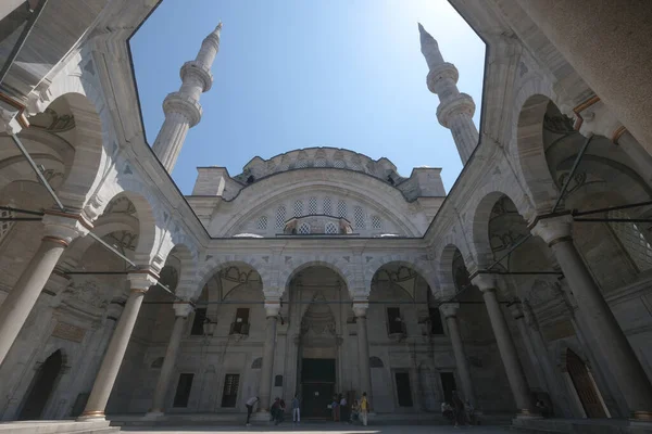 Nuruosmaniye Camii 'nin dış manzarası. Cami, Sultan Mahmut I, İstanbul ve Türkiye 'nin emriyle yaptırıldı. 