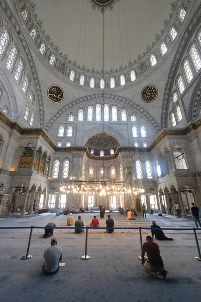 Nuruosmaniye Camii 'nin iç manzarası. Cami, Sultan Mahmut I, İstanbul ve Türkiye 'nin emriyle yaptırıldı.
