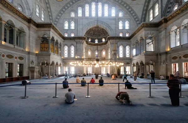ヌロウソマニエ モスクの内部の様子 モスクはトルコのイスタンブールにあるスルタン マフムード1世の命令で建設された ストックフォト