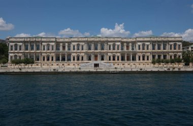 Türkiye 'nin en büyük tek bloklu sarayı olan İstanbul Beşiktaş Sarayı' ndaki Dolmabahce Sarayı, Sultan Abd l Mecit tarafından 1843 yılında hizmete sokuldu..