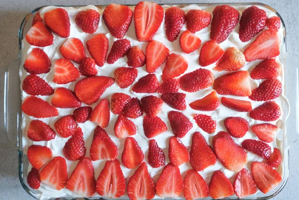 Çilek ve krem rengi tiramisu yakın plan. İtalyan gıda konsepti