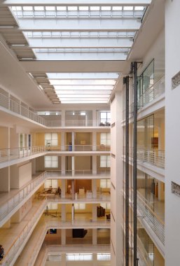 Prag 'daki Ulusal Galeriye (Narodni galerisi v Praze) ev sahipliği yapan Ticaret Fuarı Sarayı (Veletrzn palac))