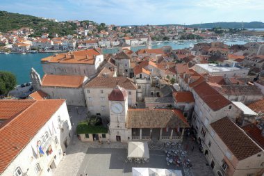 Kırmızı kiremitli çatıları ve tarihi saat kulesi olan Trogir eski şehir manzarası