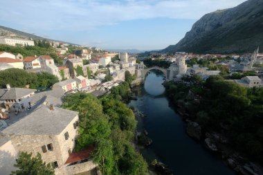 Stari en çok, Mostar 'daki koyu yeşil neretva nehri boyunca uzanan tarihi bir köprü.