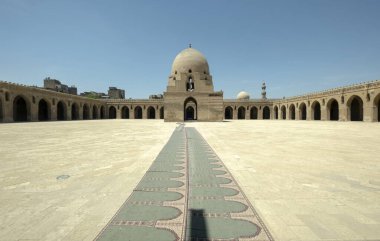 İbn Tulun camiinin büyük avlusunda antik İslam mimarisi yer almaktadır.