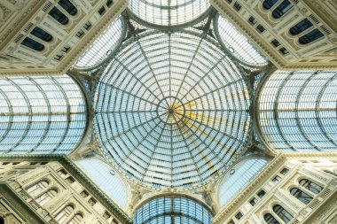 Galleria umberto i 'nin karmaşık cam kubbesi ve dekoratif mimarisi düşük açılı perspektiften.