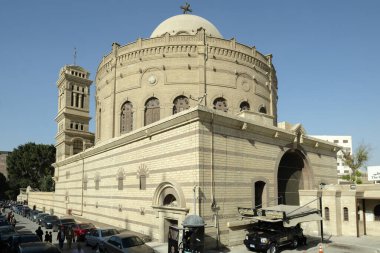 Eski Mısır, Kahire 'de açık mavi gökyüzünün altında duran Aziz George' un Coptic Ortodoks Kilisesi.