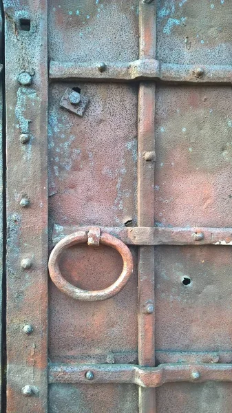 ロシア様式の古い金属製のドアの古い錬鉄製のドアのノッカー 手作りのハンマーの鍛造ハンドルは 金属製のドアの背景に近い鉄で作られています — ストック写真