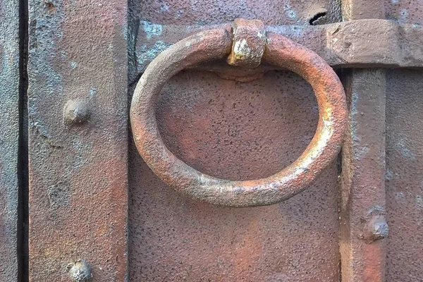 俄罗斯风格的旧金属门上的一个老铁制门栓 手工锤头的锻造柄是在金属门的衬托下用铁制的 — 图库照片