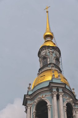 St. Petersburg 'daki St. Nicholas Donanma Katedrali' nin altın kulesi gökyüzünün arka planına ve bir yaz günü bulutlara karşı. Yolculuklar. St. Petersburg 'un mimarisi. Saint Petersburg, Rusya