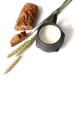 Taze inek sütü, tahıllı ekmek ve beyaz arka planda üç dikenli ekmek. Sabah kahvaltısı. Sağlıklı ve ekolojik besinler.