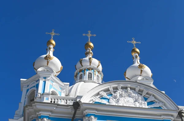 Orthodoxe Kirchen Russland Smolny Kathedrale Petersburg Schneeweiße Kuppeln Mit Orthodoxen — Stockfoto