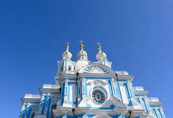 俄罗斯正教会 圣彼得堡的小教堂 白雪公主教堂的圆顶 在蓝天的映衬下 有东正教的十字架 建筑的纪念碑 — 图库照片