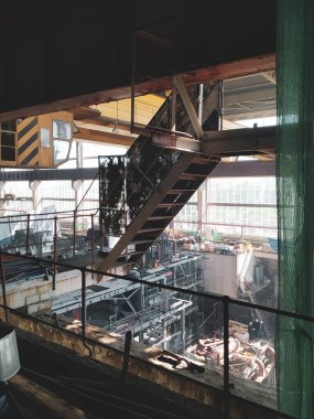 Eski bir fabrikanın atölyesinde eski teknoloji ekipmanları sökülmüş. Teknik yeniden donanım. Bilimsel ve teknolojik gelişmelerin başlangıcı. Ekoloji ve endüstriyel yenilenme kavramı. 