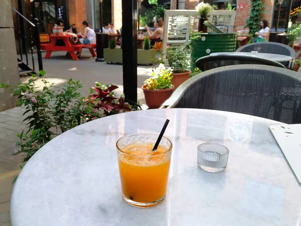 Suco Laranja Com Gelo Laranjas Frescas Belo Copo Está Mesa — Fotografia de Stock