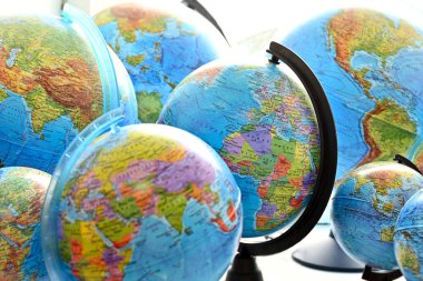 Dünya gezegeninin okul coğrafi küreleri ve bir dünya haritası. Küre Dünya 'nın bir modelidir. Üzerinde Rus yazıtları olan bir küre. Eğitim ve coğrafya. Okula geri dön..