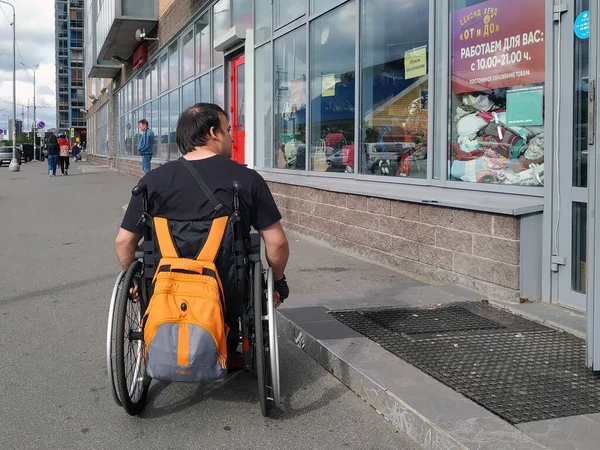 Petersburg Russia August 2021 휠체어에 장애인 입구에 연단에 올라가기 도움을 스톡 사진