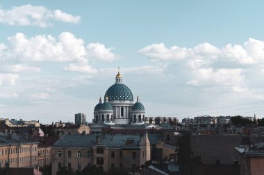 Trinity-Izmailovsky Katedrali, eski şehrin orta kesiminde beyaz bulutlu mavi gökyüzünün arka planına karşı bir Ortodoks katedralidir. St. Petersburg 'un eski merkezinin mimarisi..