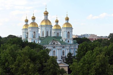 Aziz Niklas 'ın deniz katedrali, eski kasabanın merkezinde Barok tarzında, beyaz bulutlu mavi gökyüzünün arka planına karşı. St. Petersburg 'un eski merkezinin mimarisi.. 