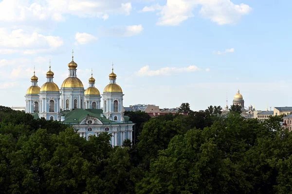 圣尼古拉斯大教堂 巴洛克风格 座落在旧城的中心 背景是蓝天 白云密布 圣彼得堡旧中心的房子的建筑 — 图库照片