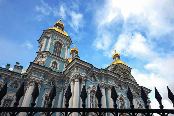 圣彼得堡圣尼古拉斯海洋大教堂的奇迹工作者 大楼的建筑细节 有平台的窗户 金色的穹顶和云层映衬着天空 俄罗斯东正教会 — 图库照片
