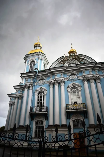圣彼得堡圣尼古拉斯海洋大教堂的奇迹工作者 大楼的建筑细节 有平台的窗户 金色的穹顶和云层映衬着天空 俄罗斯东正教会 — 图库照片