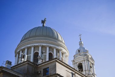 St. Petersburgdaki Catherine Kilisesi 'nin beyaz hava kubbelerinin yakın görüntüsü. Eski St. Petersburg şehrinin mimarisi ve binaları.