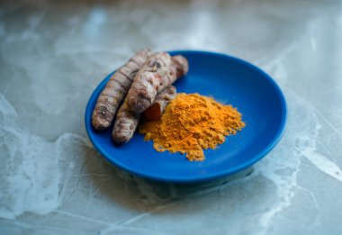 Mermer zemin üzerinde taze zerdeçal tozu.