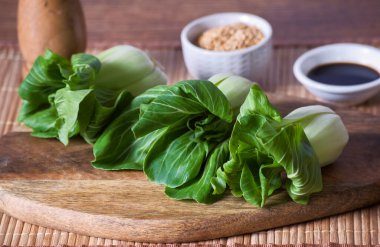 Tahta bir tahta üzerinde üç bok choy yakın _