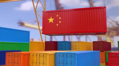 Kamera, liman sahnesinde Çin bayrağı taşıyan bir konteynırı gösteriyor. 4K 3D Canlandırma.