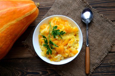 Millet, ahşap bir masada balkabaklı lapa..
