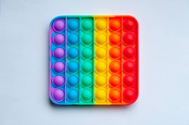 Gökkuşağı Pop evinizin veya okulunuzun zemininde duran bir oyuncak..