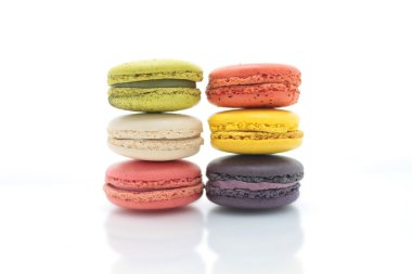 Beyaz arka plan üzerinde renkli Fransız macarons