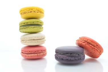 Beyaz arka plan üzerinde renkli Fransız macarons