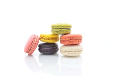 Beyaz arka plan üzerinde renkli Fransız macarons