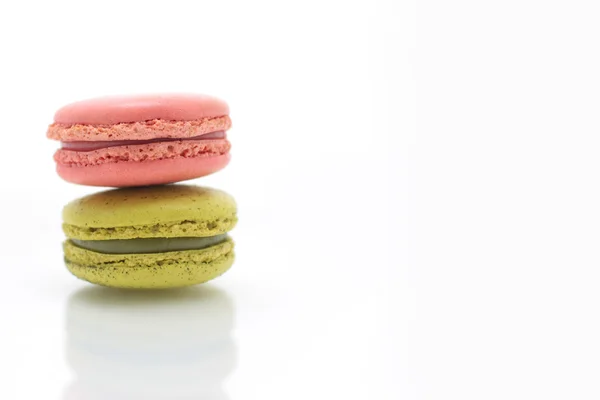 Färgglada franska macarons på den vita bakgrunden — Stockfoto
