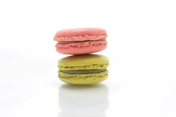 Färgglada franska macarons på den vita bakgrunden — Stockfoto